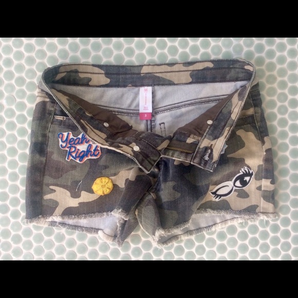 ❤️ NO BOUNDARIES Camo Cut-off Shorts - size 3 - Picture 3 of 4